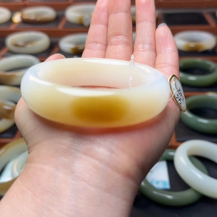 般***蜜和田玉未镶嵌手镯