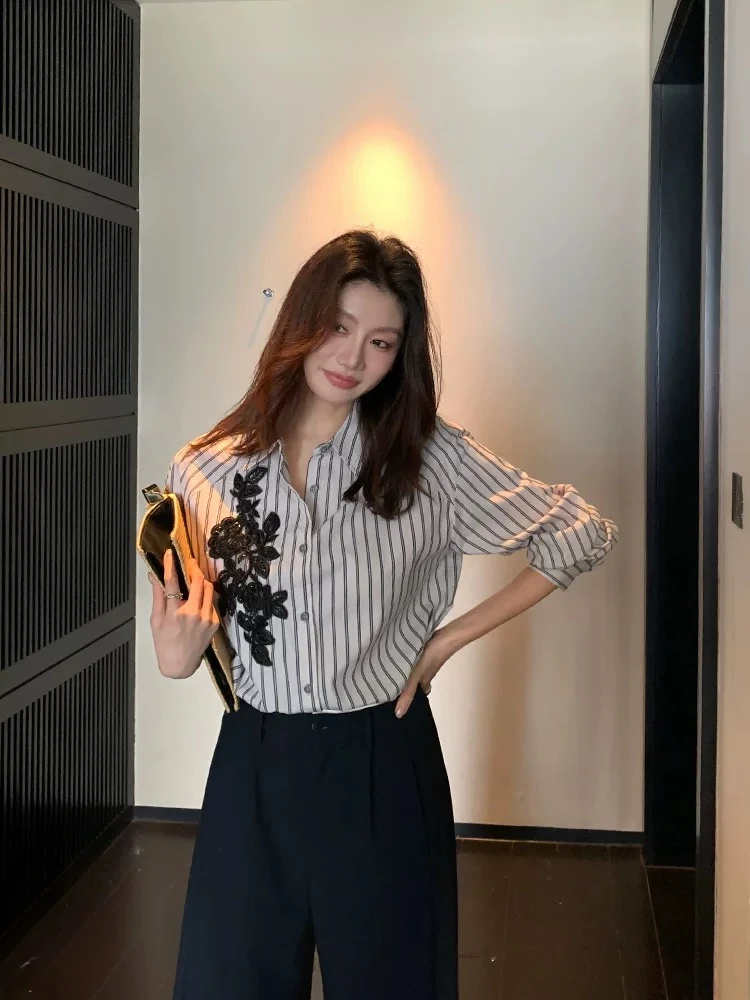 9923早秋别致上衣法式浪漫竖条纹长袖衬衫女宽松绣花小衫
