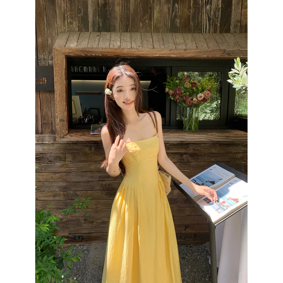 温柔吊带法式显瘦收腰海边黄色度假长裙洋气衣服纯欲慵懒风女装