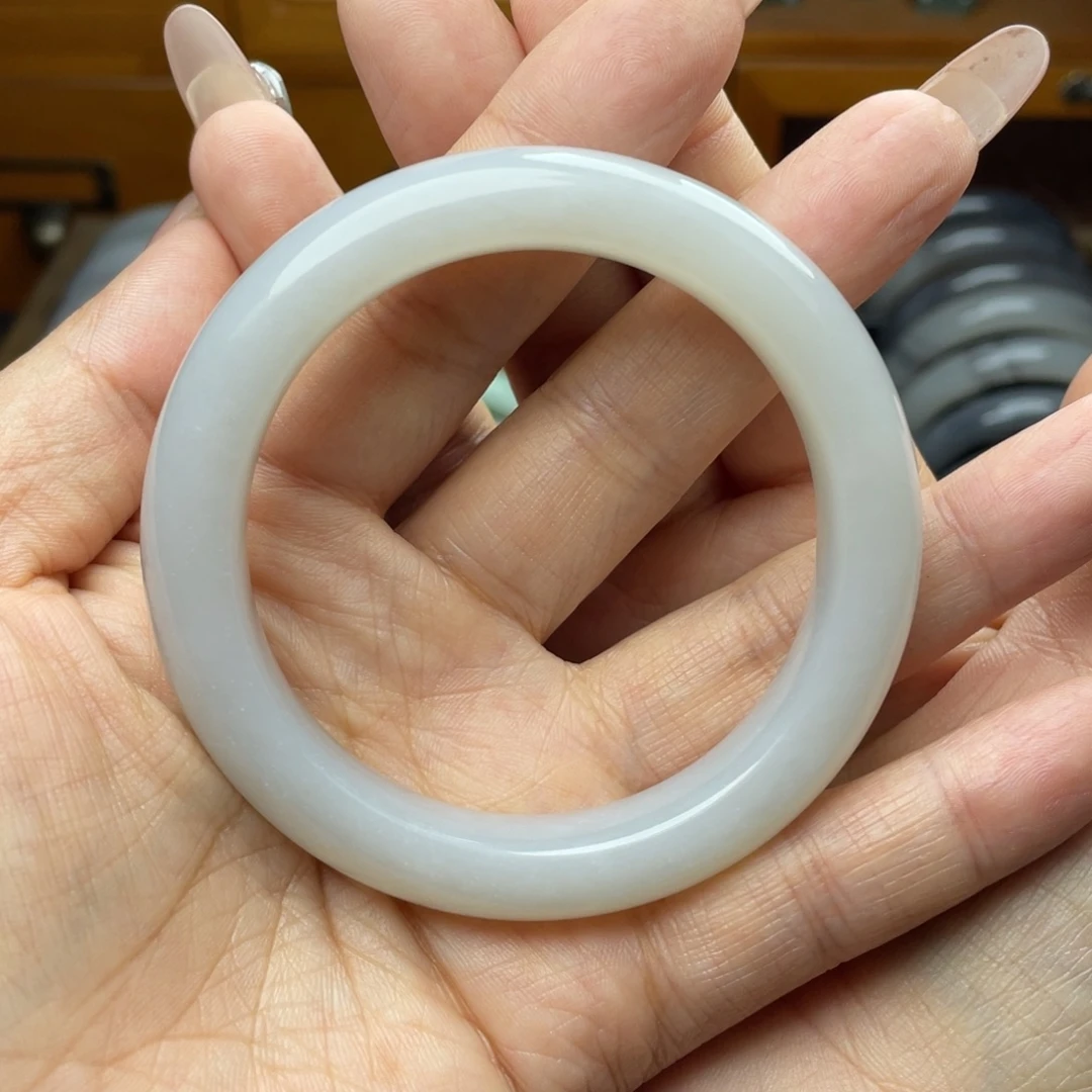 ****窝和田玉未镶嵌手镯有包容