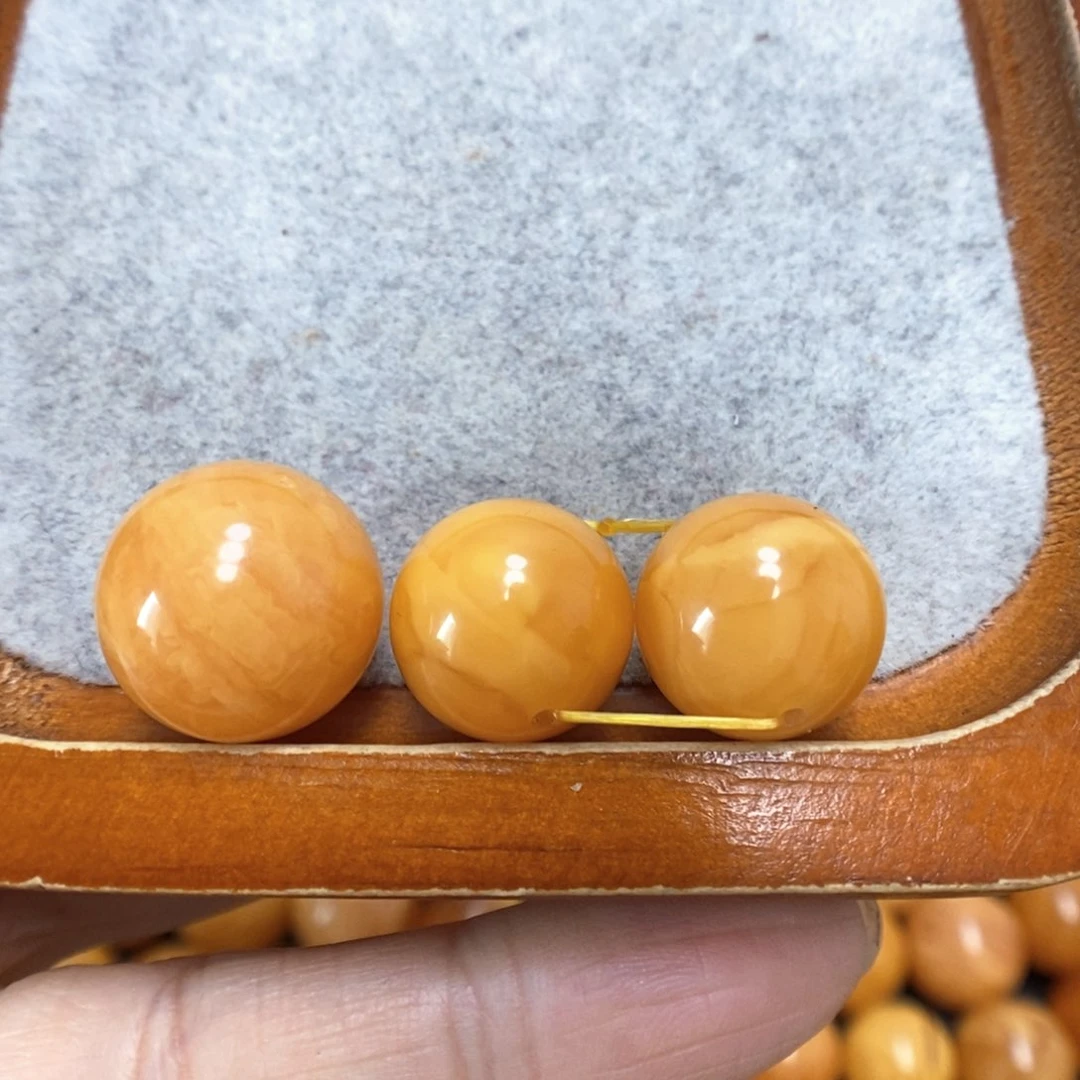 蜜蜡裸石未镶嵌酒**车配饰穿一起