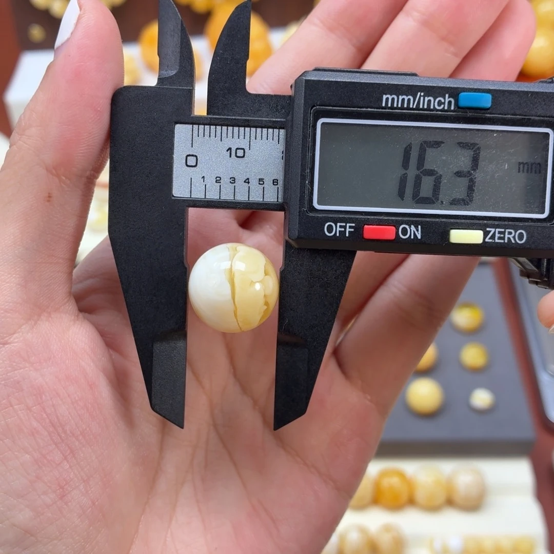 琥珀未镶嵌珠宝奇石俄料浓蜡荧光白圆珠16mm