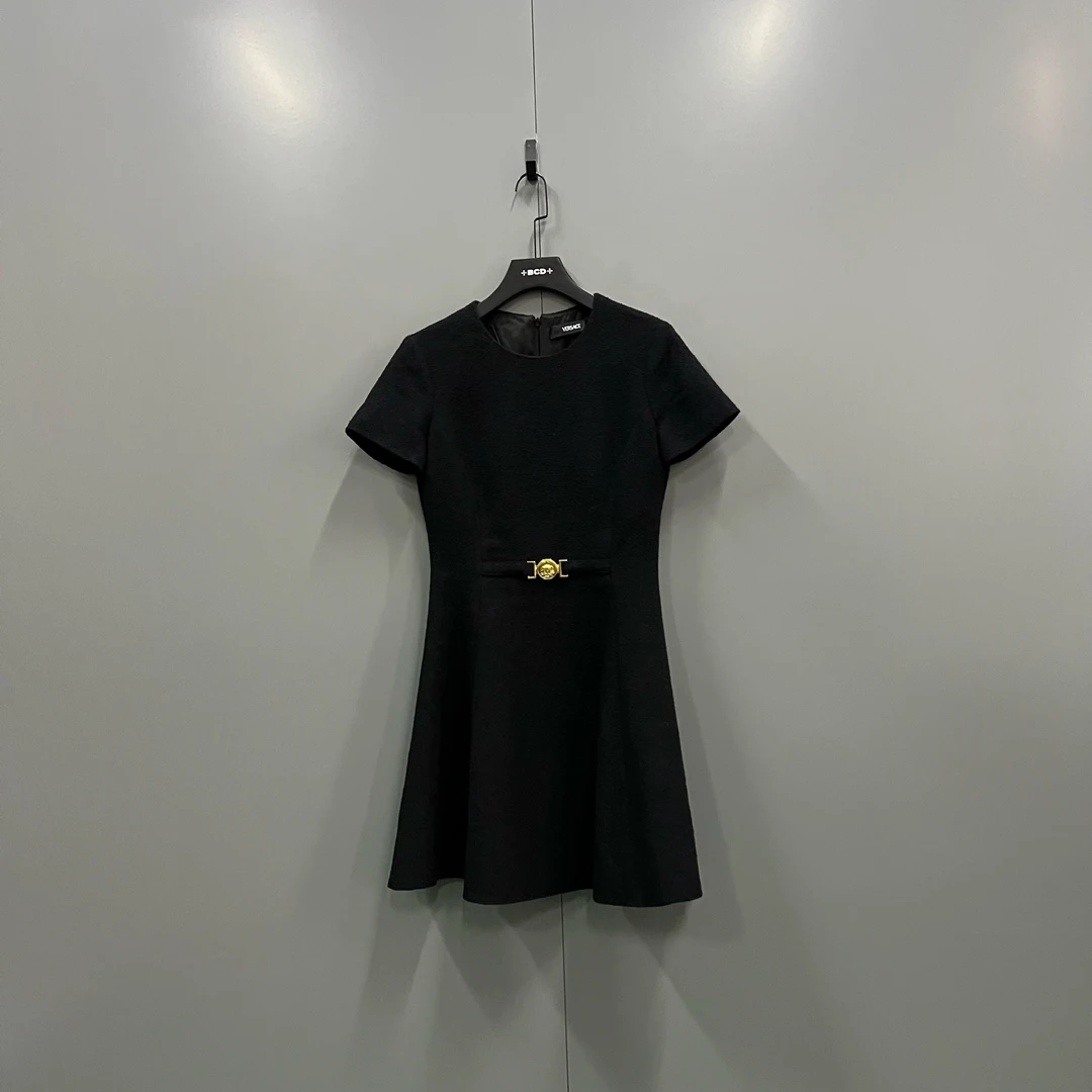 99新 VERSACE/范思哲 tt5 黑色logo环扣短袖连衣裙 44码/610176