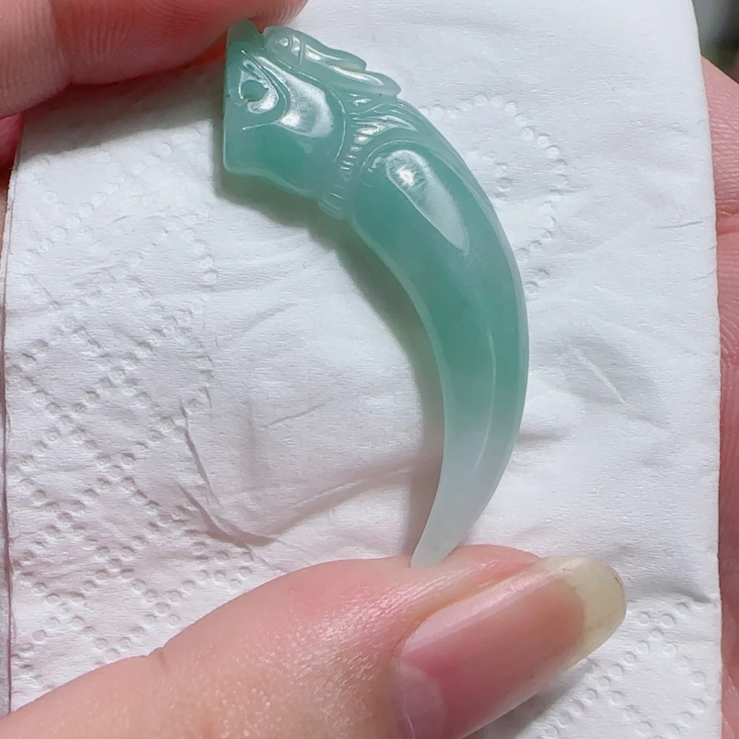 翡翠未镶嵌颈饰龙牙