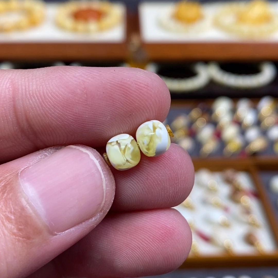 蜜蜡未镶嵌裸石配饰金漆白老型对珠尺寸6.9