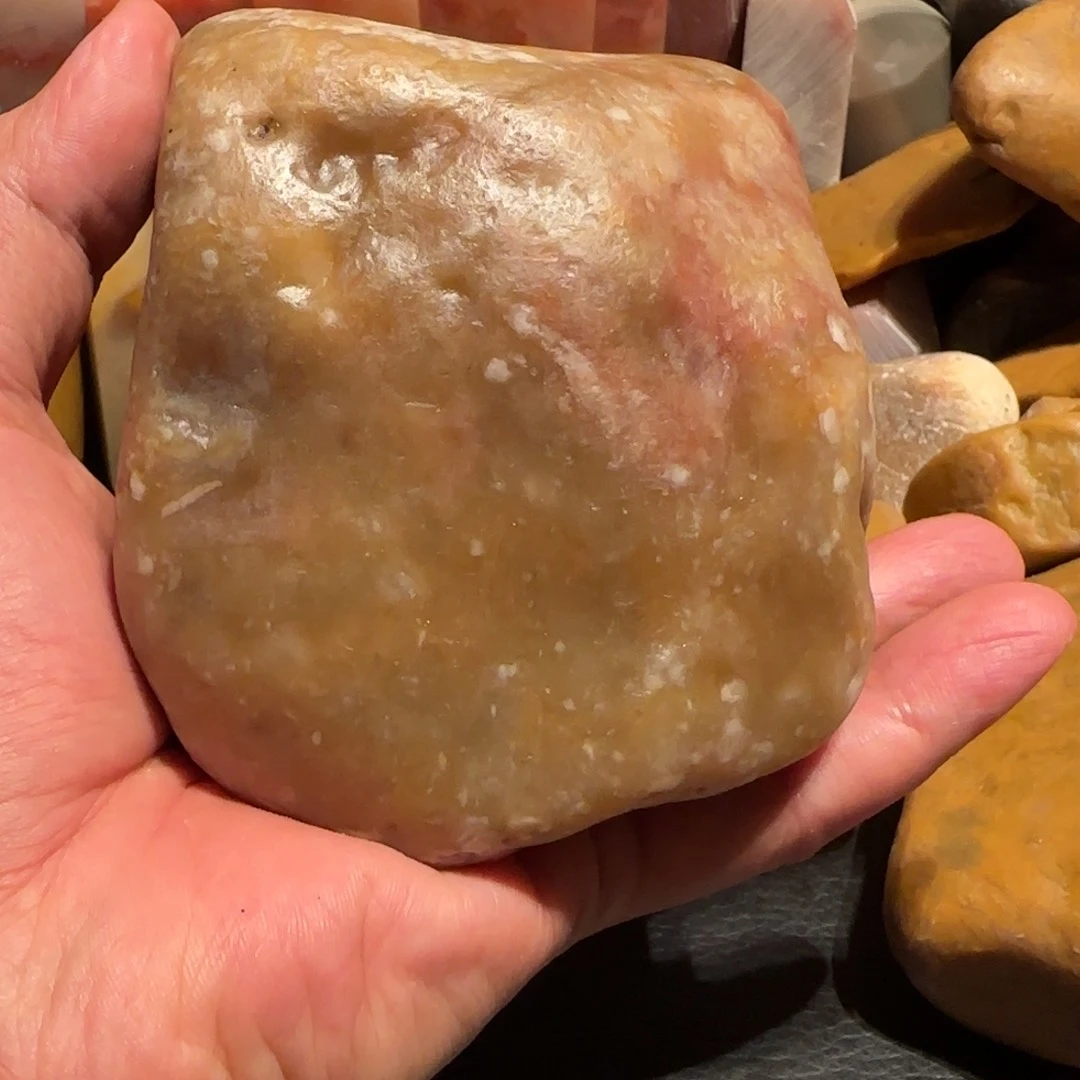 老挝石吴**能田黄原石，
