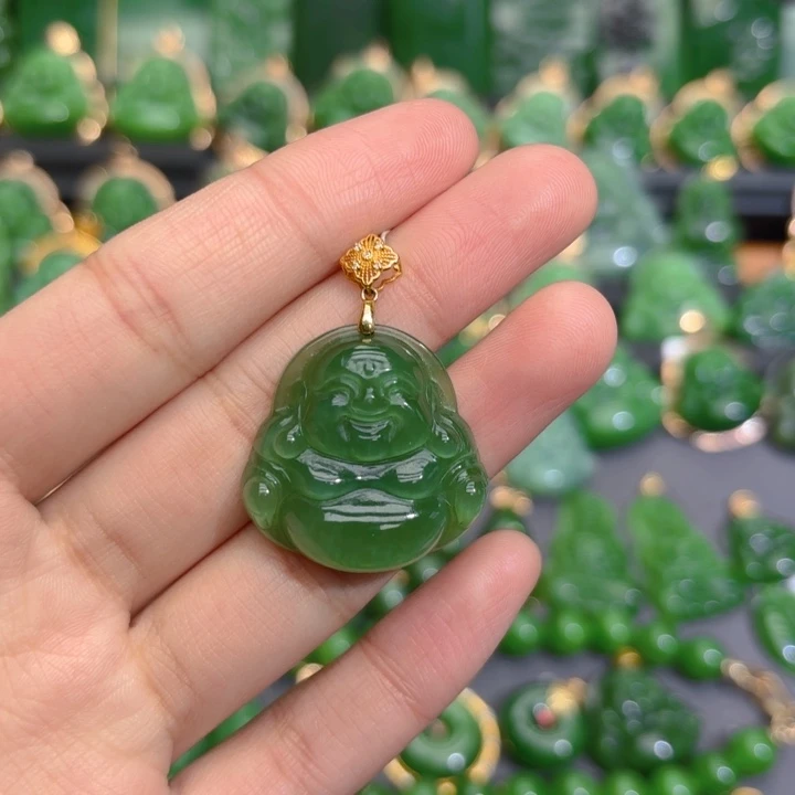 颈饰18K金镶嵌和田玉（碧玉）