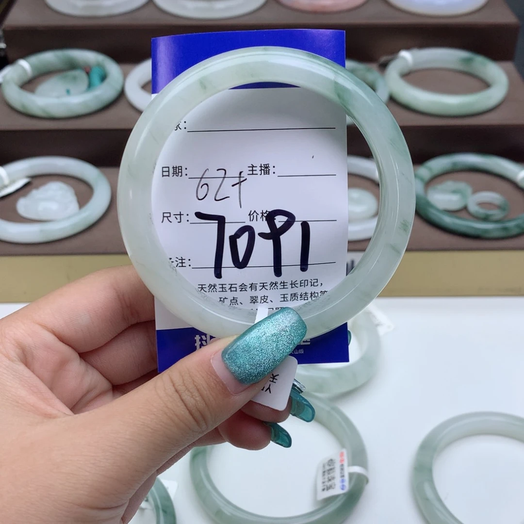 石英质玉手镯未镶嵌吃****?