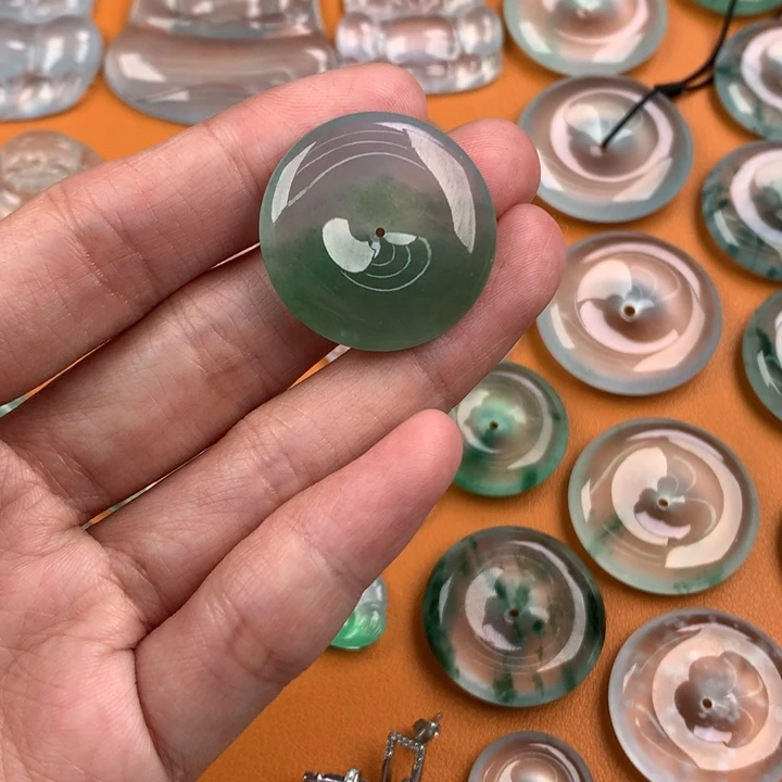 翡翠挂件未镶嵌….