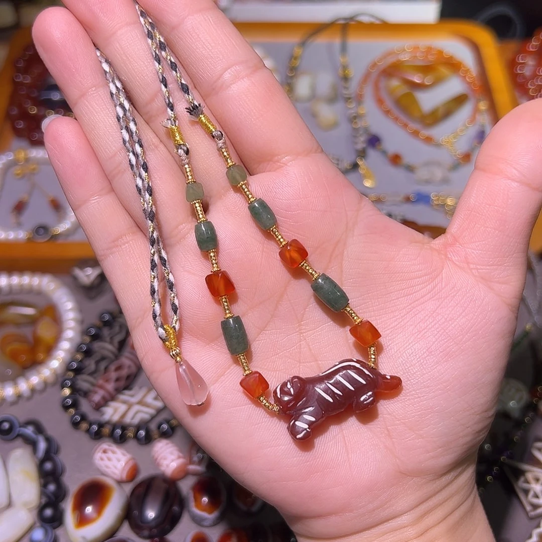 树脂制品老虎锁骨链