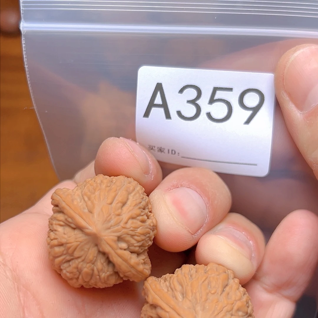 文玩核桃吊坠不***东32免红宝石核桃