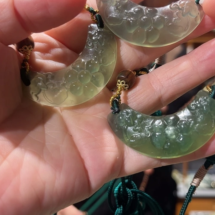 足铂镶嵌岫玉毛衣链