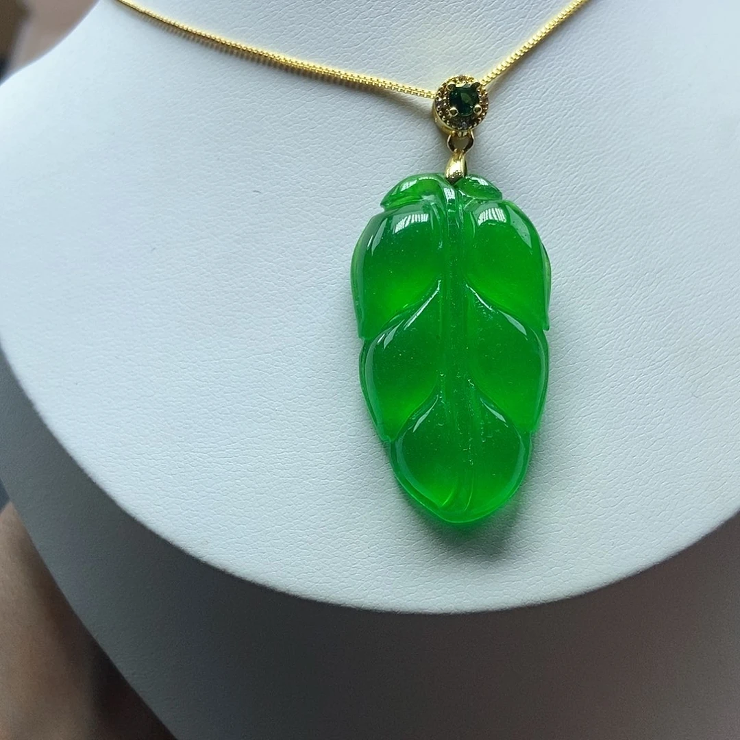 翡翠吊坠(赠链)未镶嵌