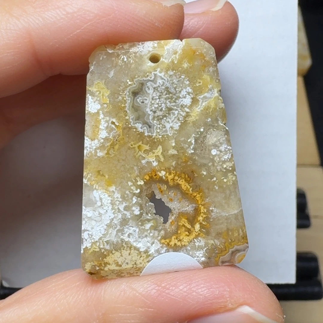 硅化玉特别的共生，有点冰纹未镶嵌