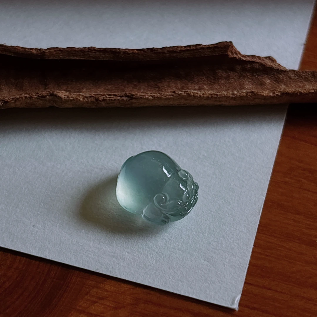 缅甸天然翡翠a货老坑种冰晴水底金蟾种好形体饱满镶嵌戒指佩戴美