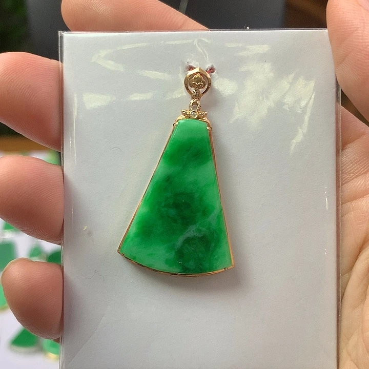 翡翠18K金镶嵌颈饰翡翠首饰