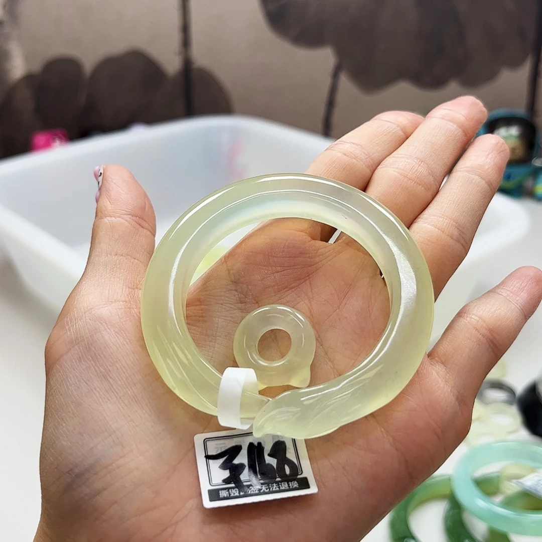未镶嵌蛇纹石玉吊坠