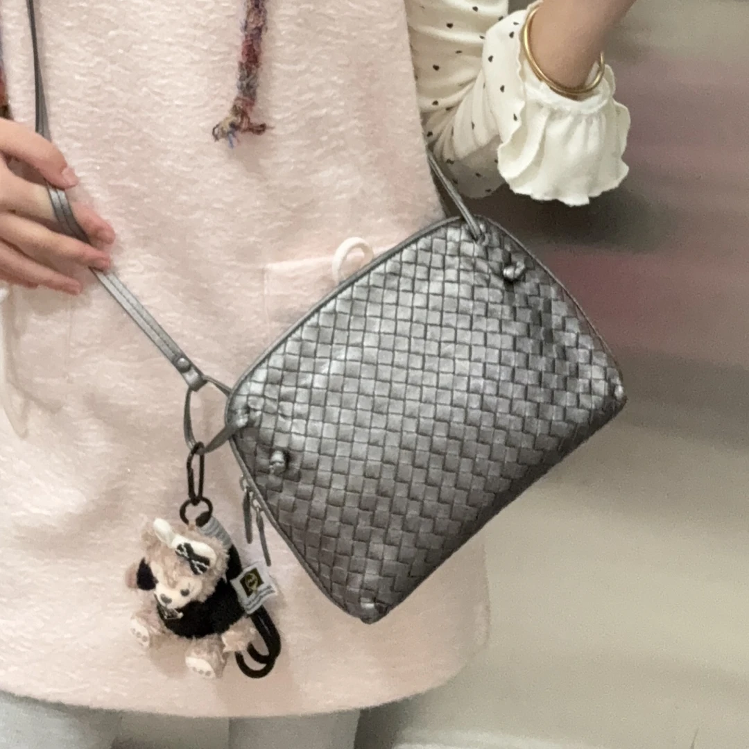 95新 BOTTEGA VENETA/葆蝶家 银灰色斜挎小号福袋包