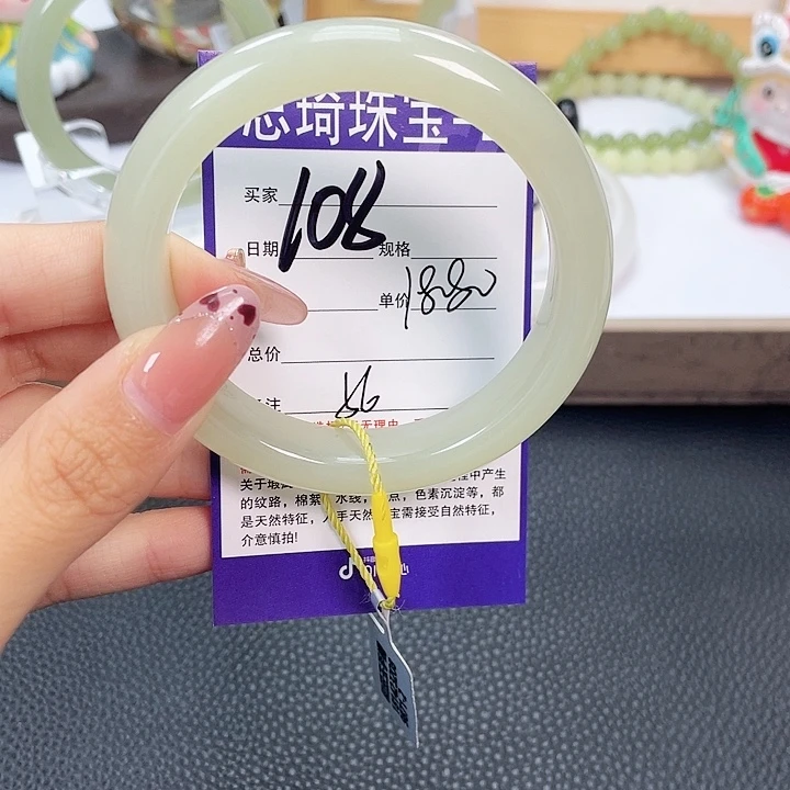 凯***盼未镶嵌手镯和田玉