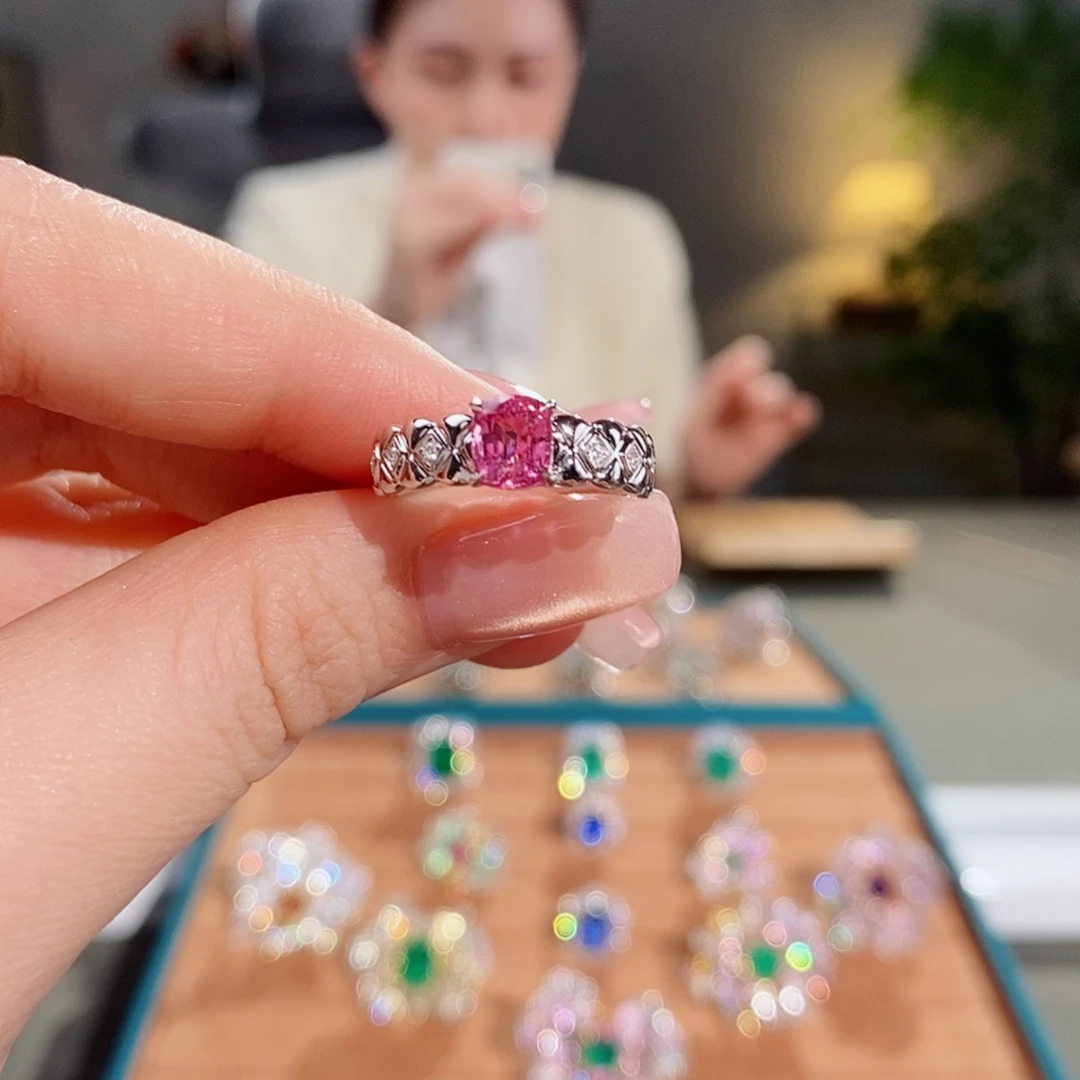 18K金镶嵌戒指尖晶石1.02ct