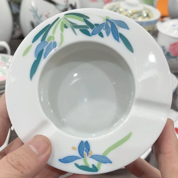 壶釉下五彩的瓷器和瓷器