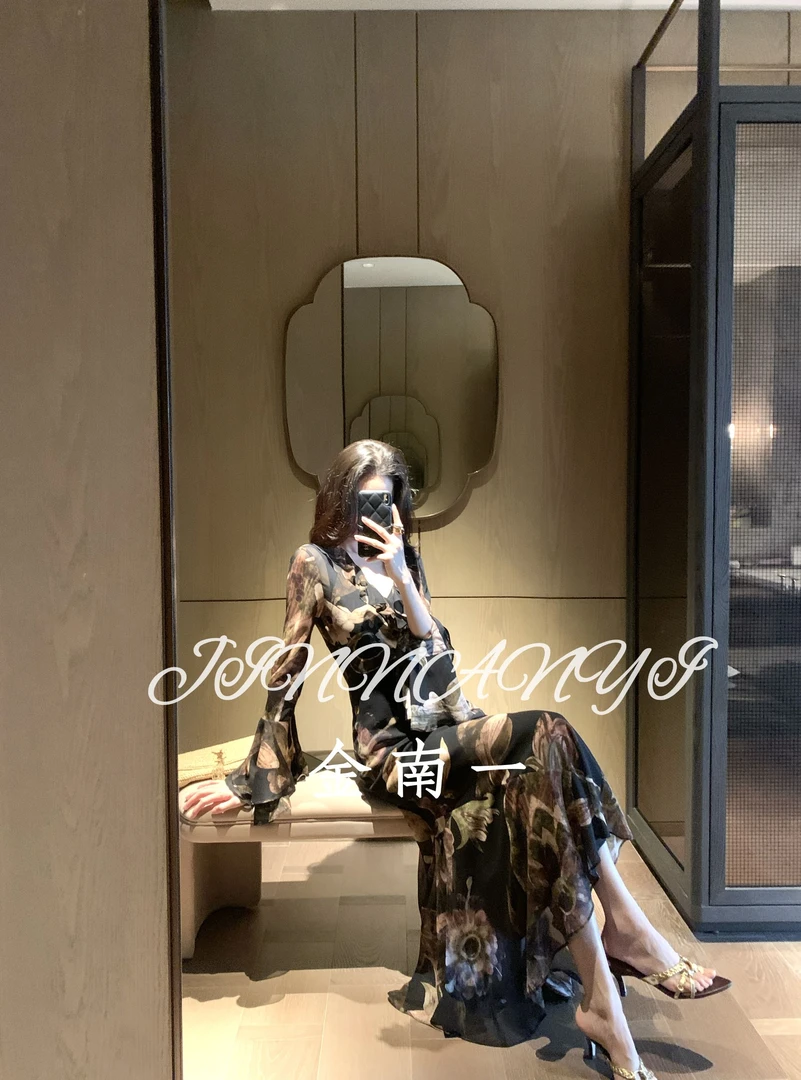 金南一  高个子黑色印花真丝V领长款连衣裙