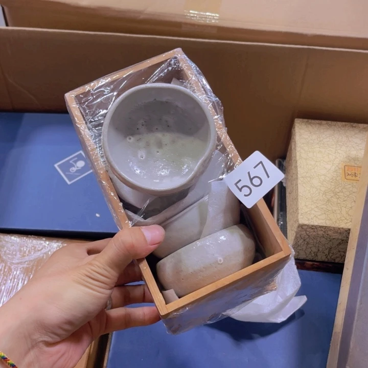 茶盏我们都在努力着改变自己的