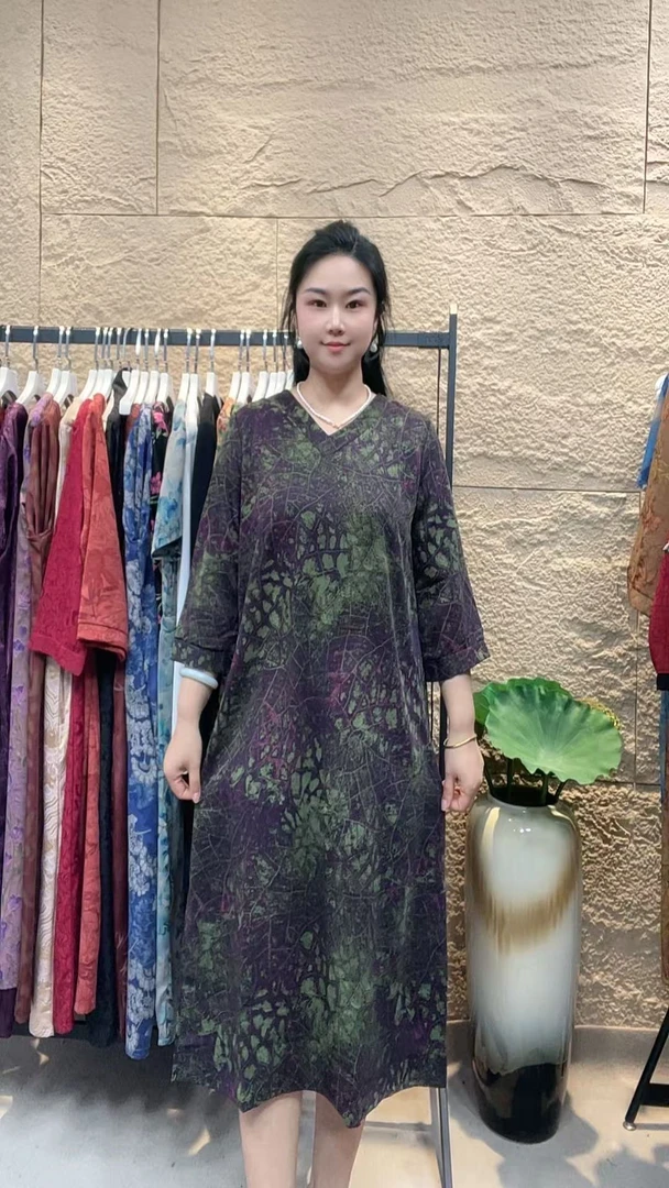 （0001）时尚印花V领亲肤透气中袖气质连衣裙