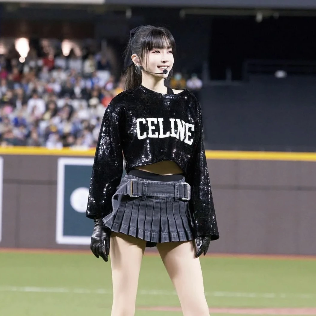 99新 Celine/思琳 重工亮片大logo上衣 s码 01160