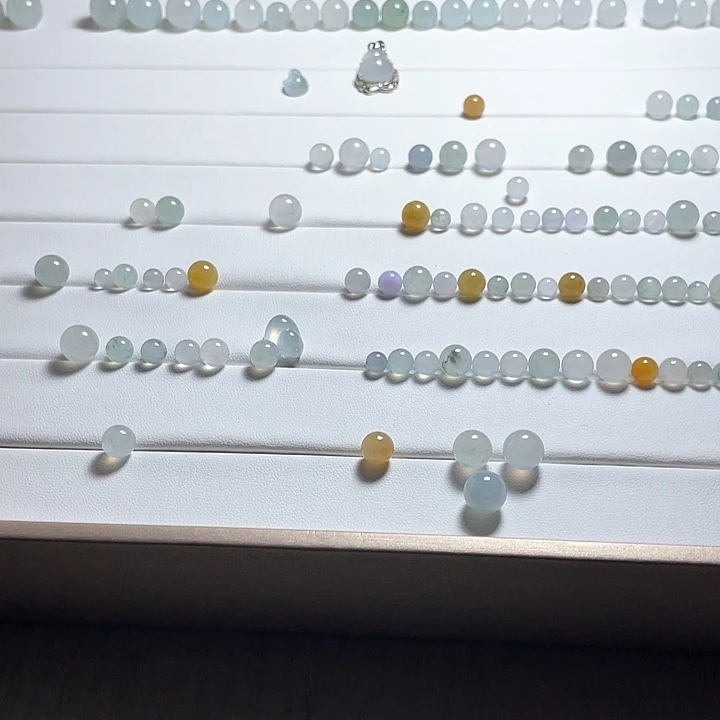 翡翠9K金镶嵌胸饰