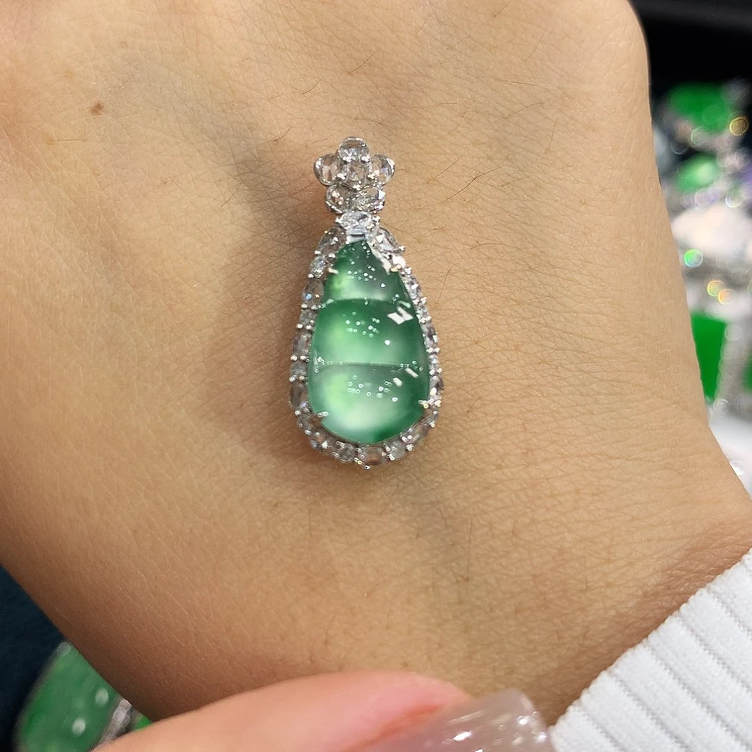 翡翠18K金镶嵌颈饰