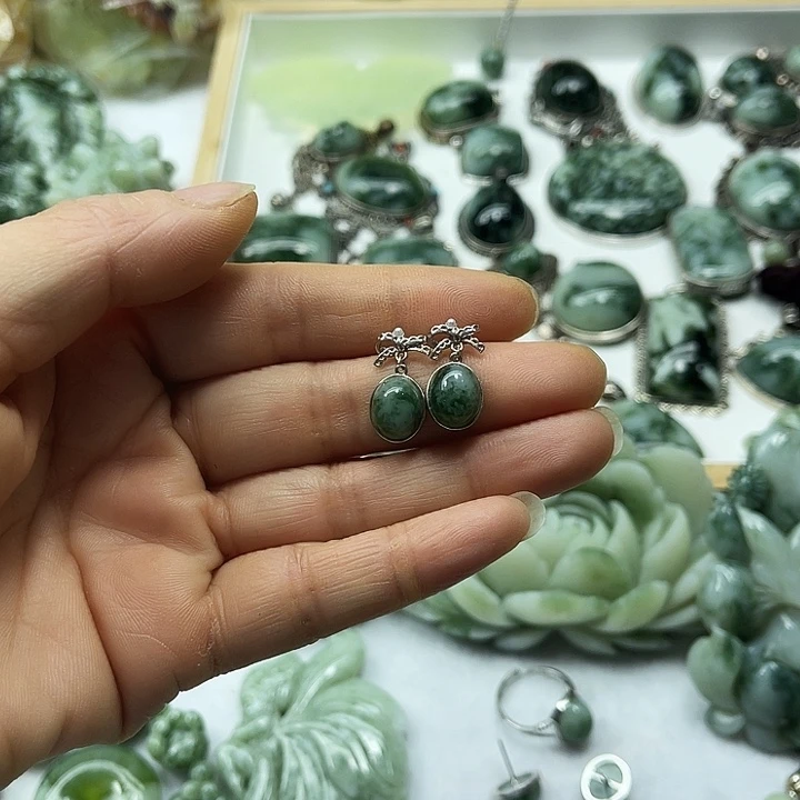 透闪石-蛇纹石玉未镶嵌颈饰