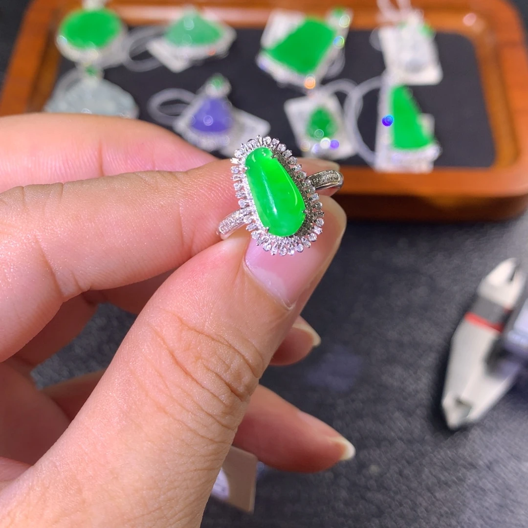 18K金镶嵌戒指翡翠翡翠