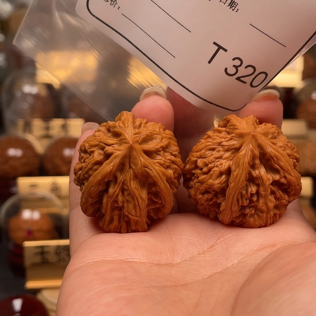 文玩核桃吊坠付*少玉龙三棱。320