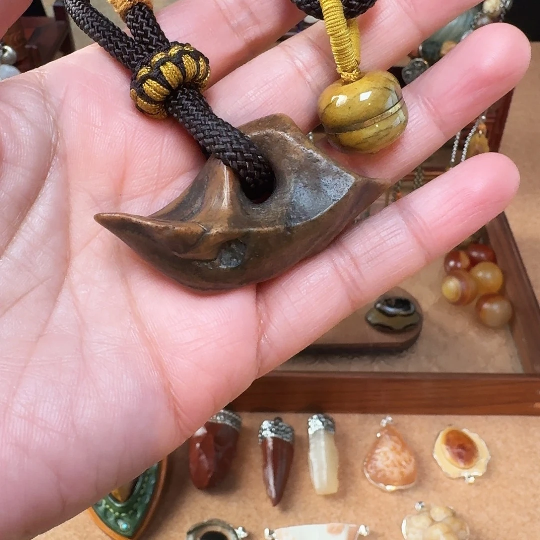 江***湖阿拉善地表原石手把件