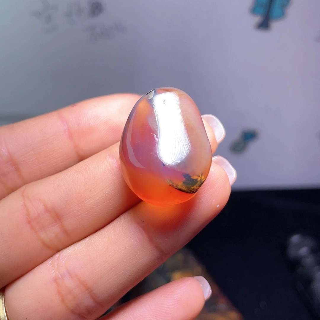 琥珀裸石未镶嵌。