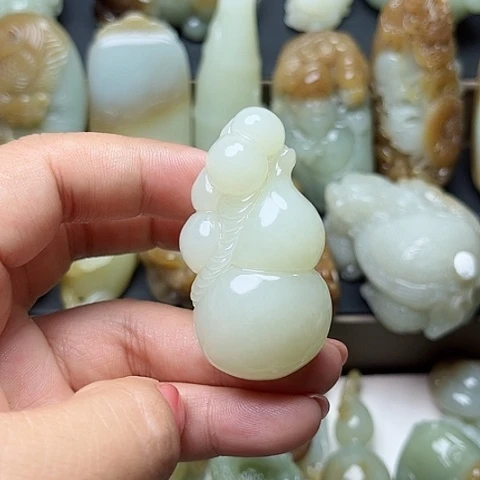 和田玉未镶嵌颈饰龍**人