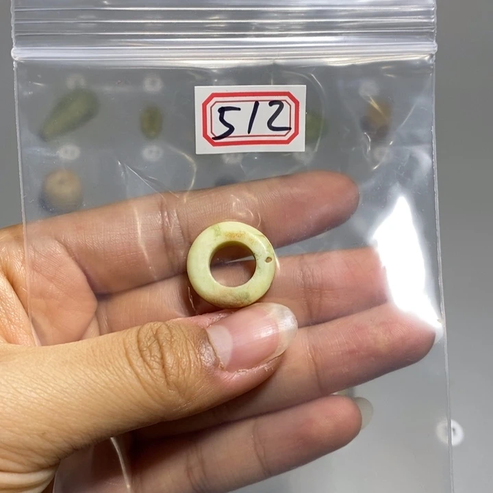 蛇纹石玉颈饰未镶嵌须**物