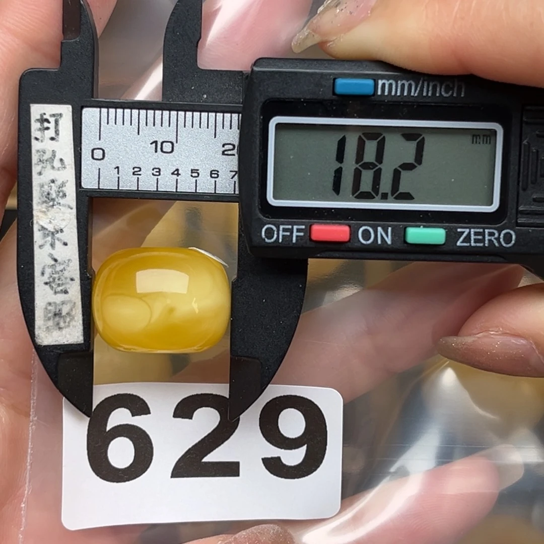 未镶嵌蜜蜡裸石卡**斯蜜蜡