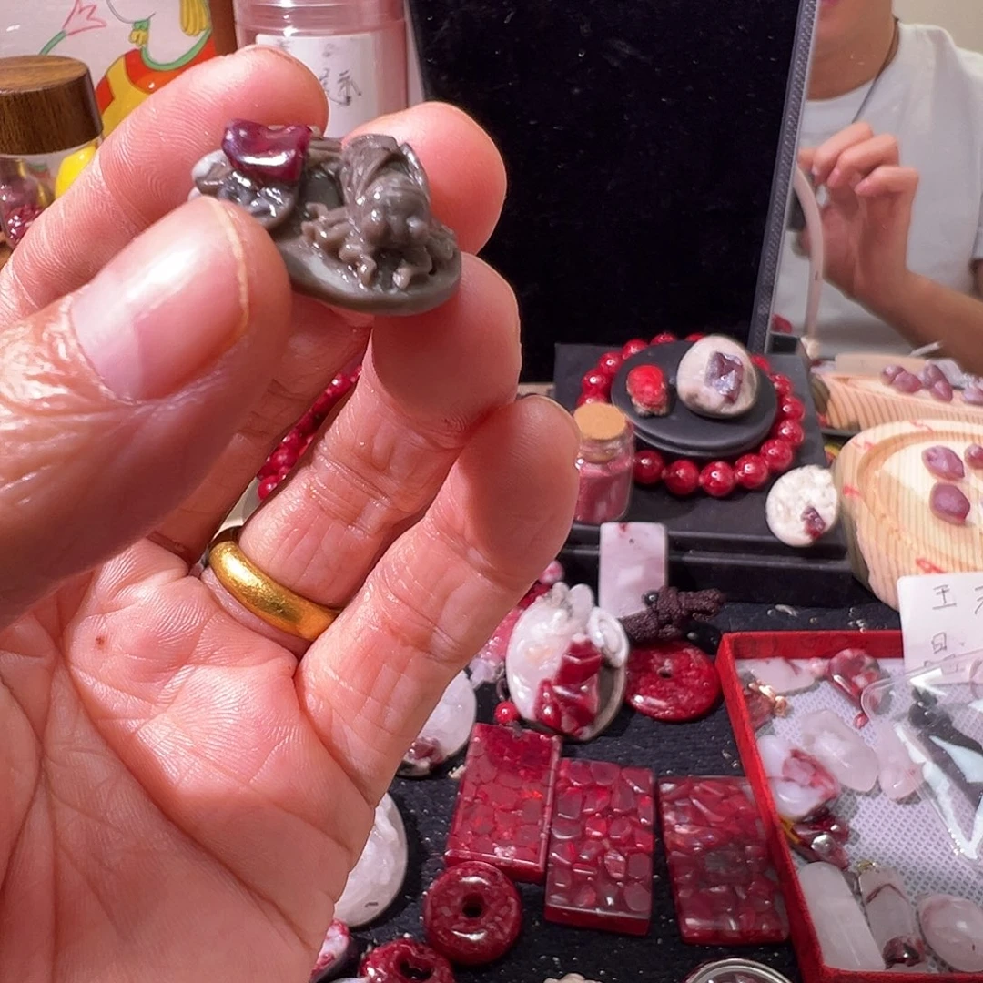 岁***好天然辰砂朱砂吊坠雕刻