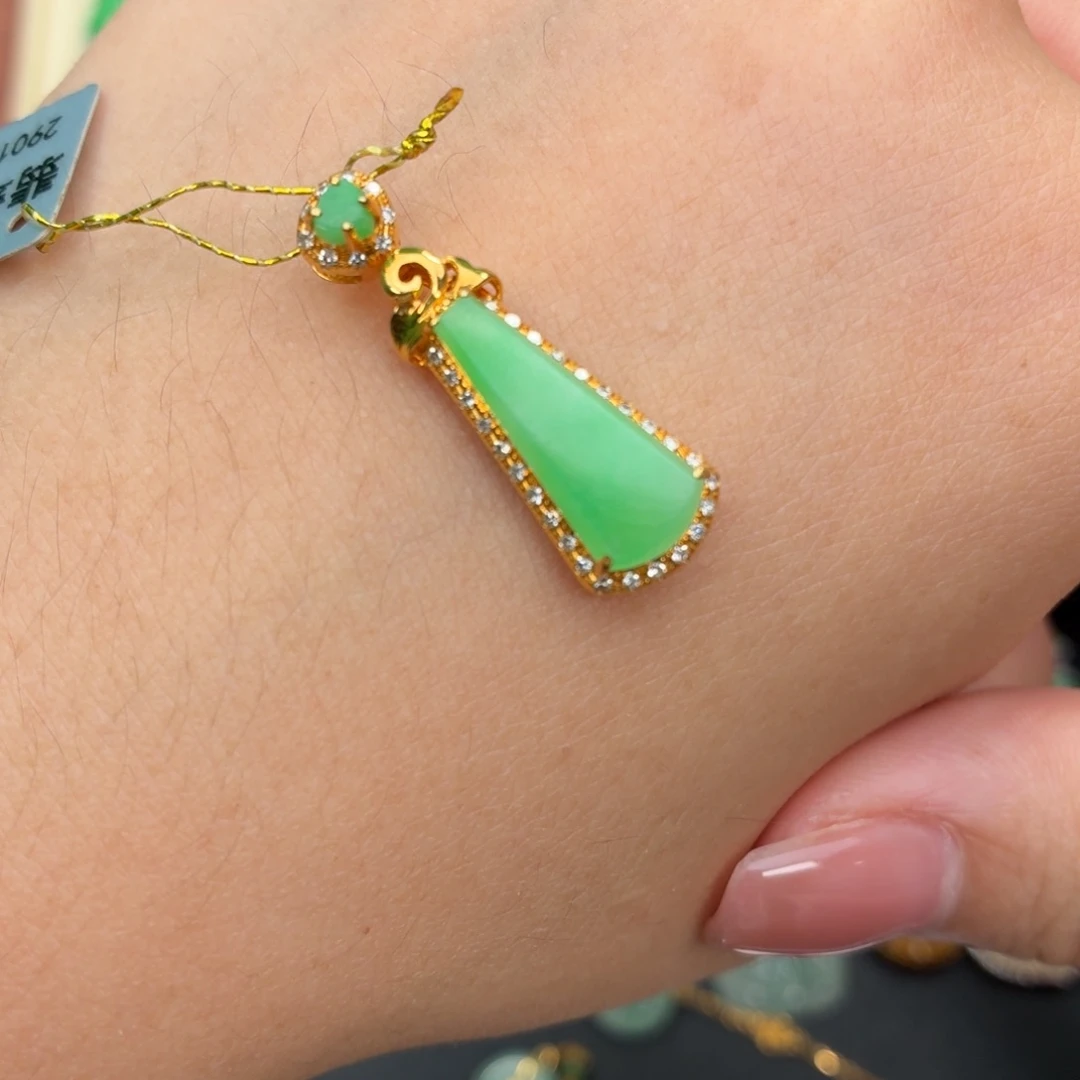 颈饰18K金镶嵌翡翠