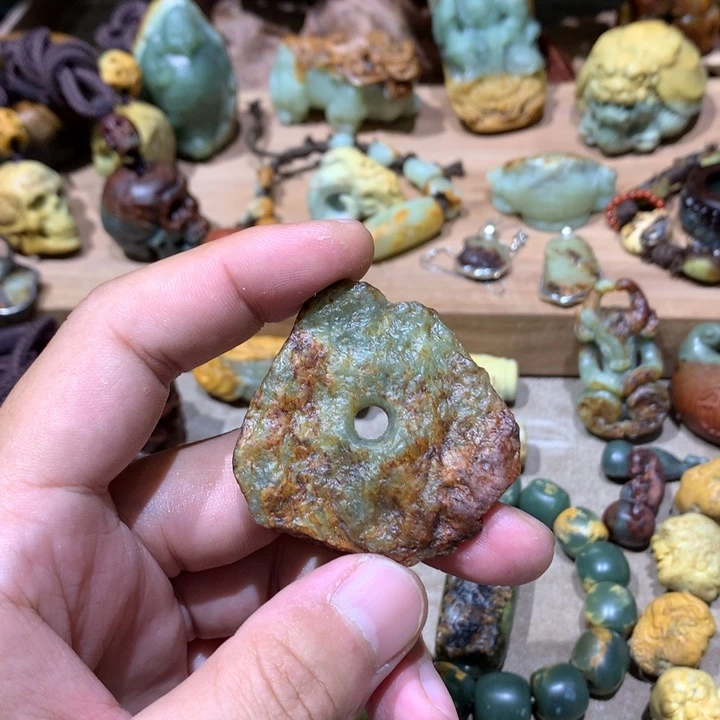 未镶嵌岫岩河磨玉（透闪石质玉）挂件