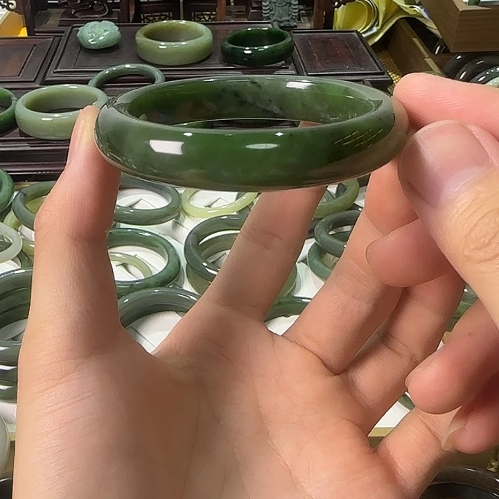 甜****和田玉（碧玉）未镶嵌手镯