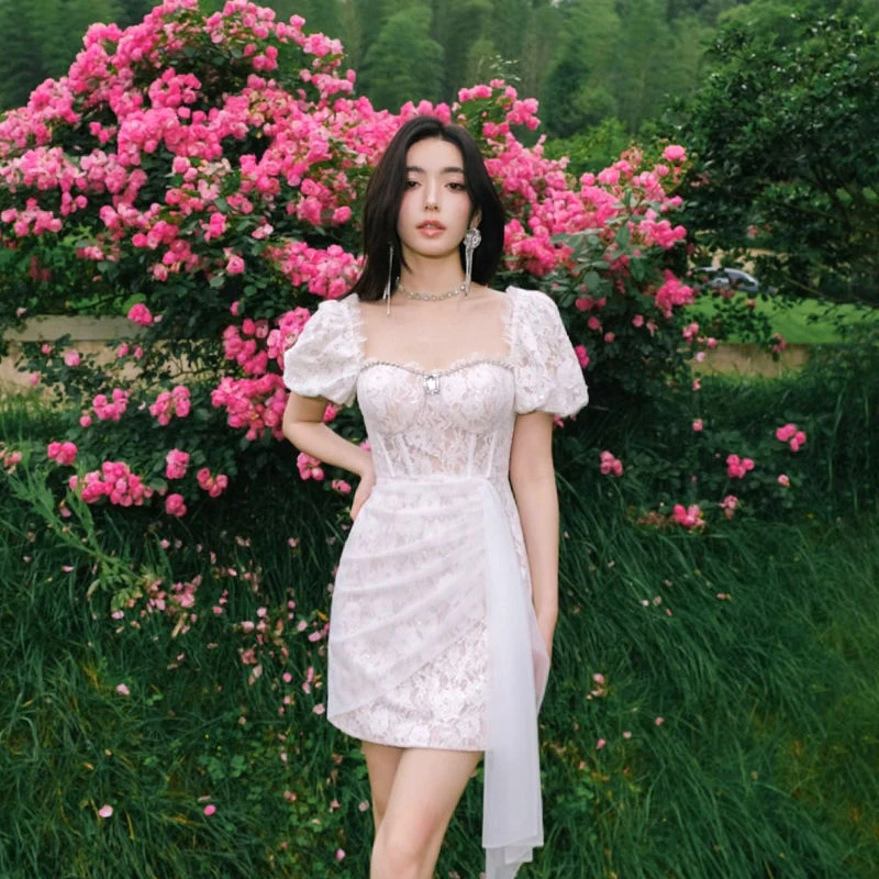 白色蕾丝连衣裙女 2025夏季法式高级感方领泡泡袖镶钻抹胸礼服裙
