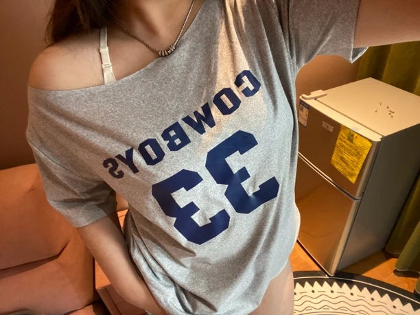 美式复古学院风斜肩体恤