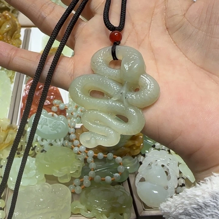 蛇纹石玉吊坠未镶嵌