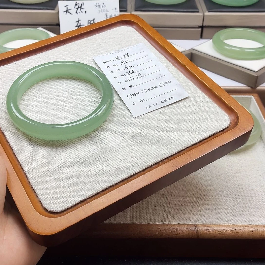 开***宝石英质玉未镶嵌手镯