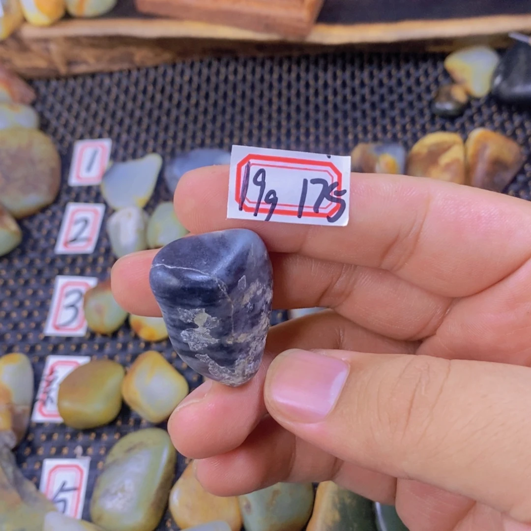 颈饰未镶嵌和田玉（糖玉）