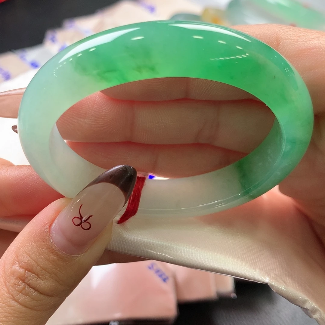 翡翠未镶嵌手镯（贵妃镯）18号冰胶阳绿 完美！