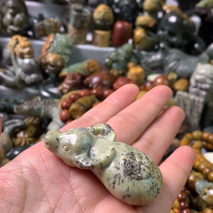 未镶嵌岫岩河磨玉（透闪石质玉）把件